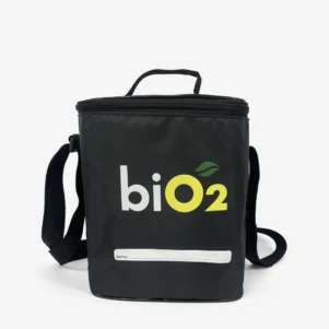 Lancheira térmica biO2 cor preta, com alça de ombro e logo da marca em destaque, ideal para levar barras de proteína e snacks.