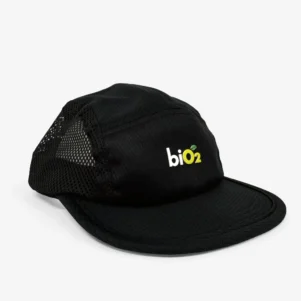 Lateral Boné aba reta biO2 preto five panel com logo biO2 na frente