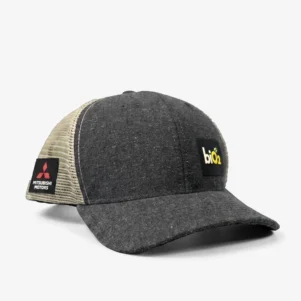 Boné biO2 estilo Trucker, cor chumbo na aba e parte da frente e tela bege na parte do meio para trás, com o logo da marca em quadrado preto no canto inferior direito na parte da frente.
