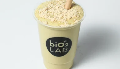 vitamina proteica de avocado com banana com 27 g de proteínas. uma opção de shake completo, cremoso e nutritivo.